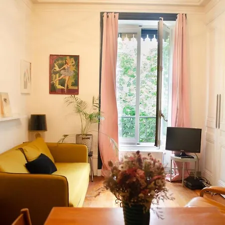 Apartment Chez Julie - Metro Garibaldi - University