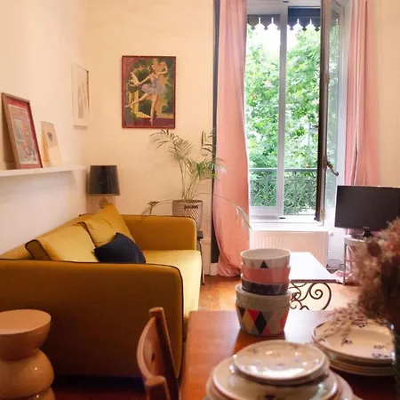 Chez Julie - Metro Garibaldi - University *