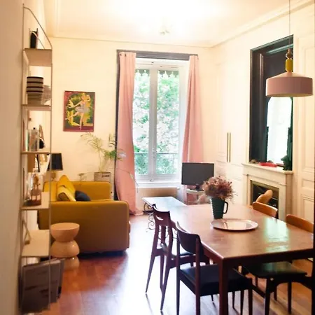 Chez Julie - Metro Garibaldi - University Lyon